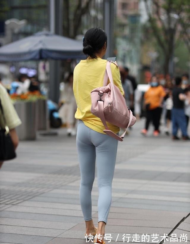 背影 休闲时尚的瑜伽裤搭配黄色宽松T恤，让自己的背影都变得好看！