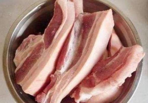  好吃|腌腊肉时，只加盐是不行的，有了这两味料，腊肉才咸香入味更好吃