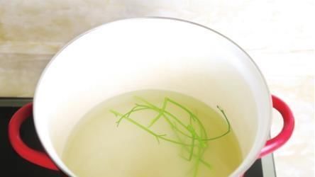 夏天|简单到不需要炒的一道小菜，卷一卷，五分钟上桌，夏天就要这样吃