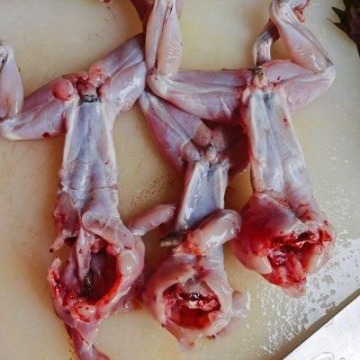 冬天吃麻辣牛蛙煲，暖身又暖心