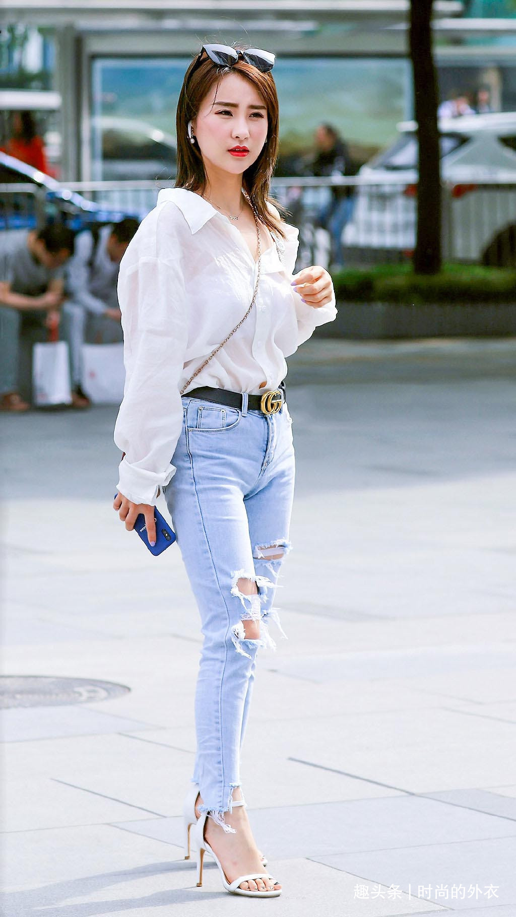 牛仔裤选择破洞款,时髦又百搭,让你轻松演绎都市时尚美