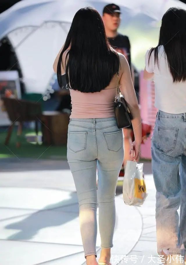 打底裤 美女街拍:粉色吊带搭配牛仔打底裤,漂亮的剪裁,面料很适合。