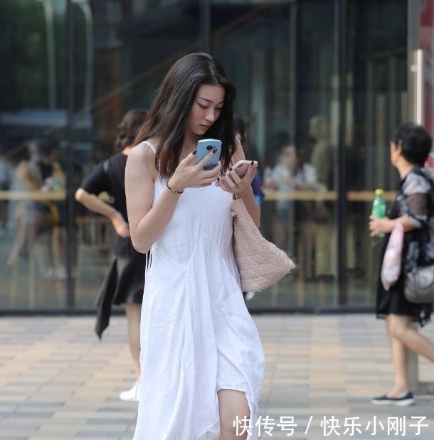 搭配|立体精美的连衣裙装扮复古感十足，款式多样又时尚，彰显魅力