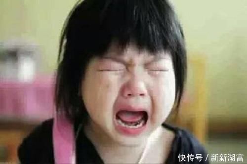 女儿|“妈妈,躲猫猫”,宝妈玩游戏不配合,2岁女儿抬起手臂咬了一口