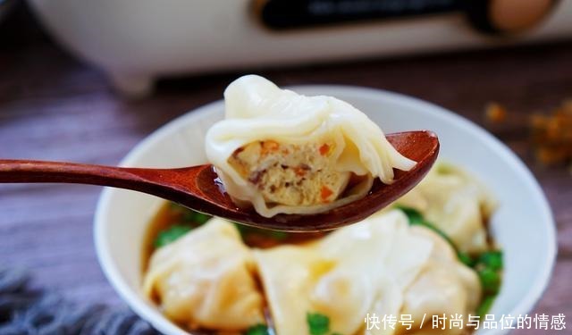 早餐常吃馄饨，将猪肉换成它，好吃又营养，比早餐店的受欢迎