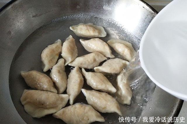 入秋,别忘了吃这馅的饺子,1元一斤,软糯鲜美,我家隔三差五做