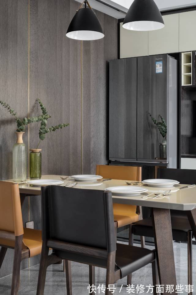 天蓝|115平客餐厅色调以黑白灰为主，加入木棕和天蓝作跳色