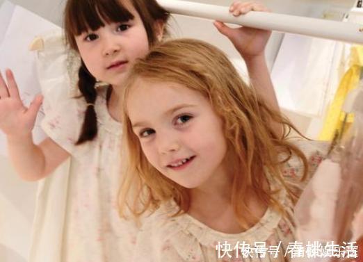 老师|“年轻老爸”火了,接女儿放学竟被误会,老师还以为孩子早恋了