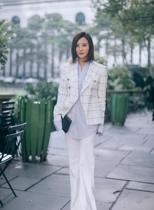 今年开春火了一种“高级穿法”，明星潮人都在穿，特别显气质！