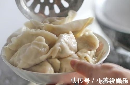 煮饺子时，要不要盖锅盖饺子馆大妈教你正确做法，不破皮更好吃