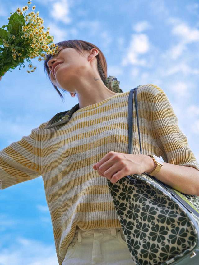 时尚博主|初秋的白裤子依然很“火”,搭配浅蓝色泡泡袖上衣,高级又洋气