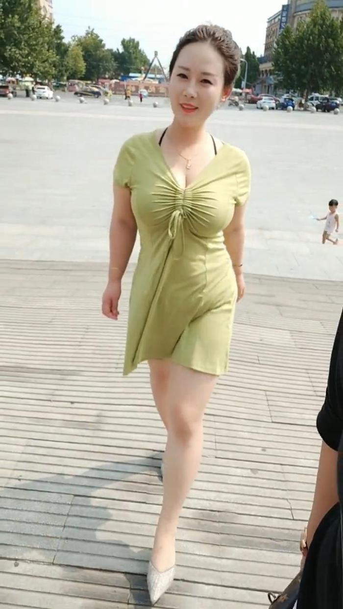 高跟鞋 逛街的“御姐女神”,简约穿搭风格,反映出洒脱的一面!