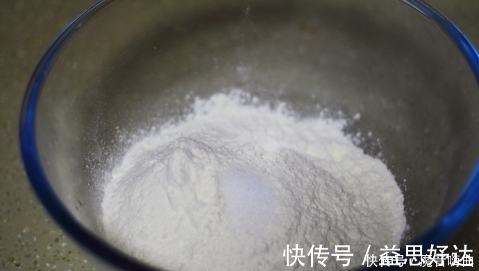 这款面食很简单,用开水烫一烫,烙一烙,又香又脆,隔天做一回