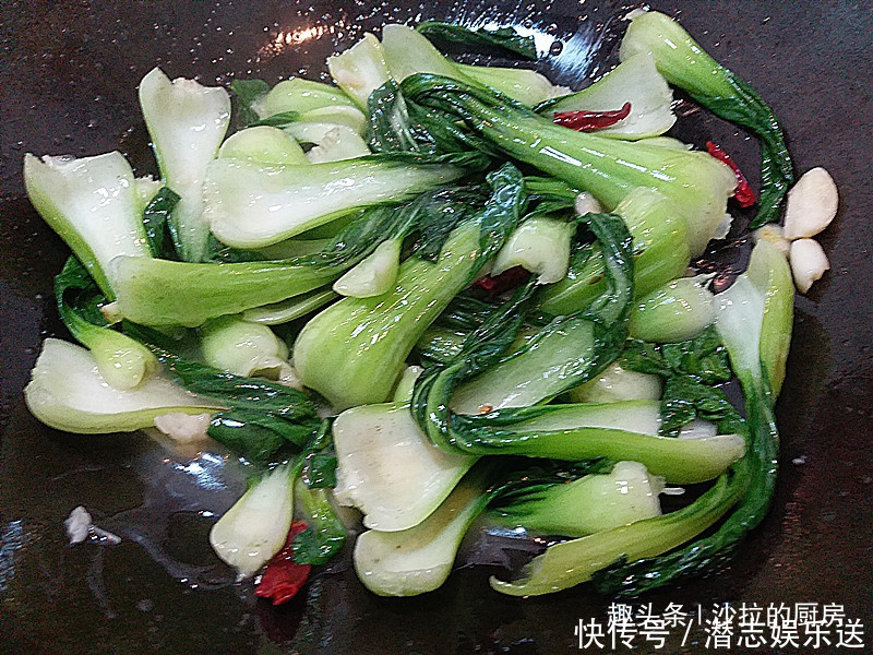 炒青菜|原来炒青菜也有窍门,这么炒色泽翠绿油亮,口感脆爽,简单又营养