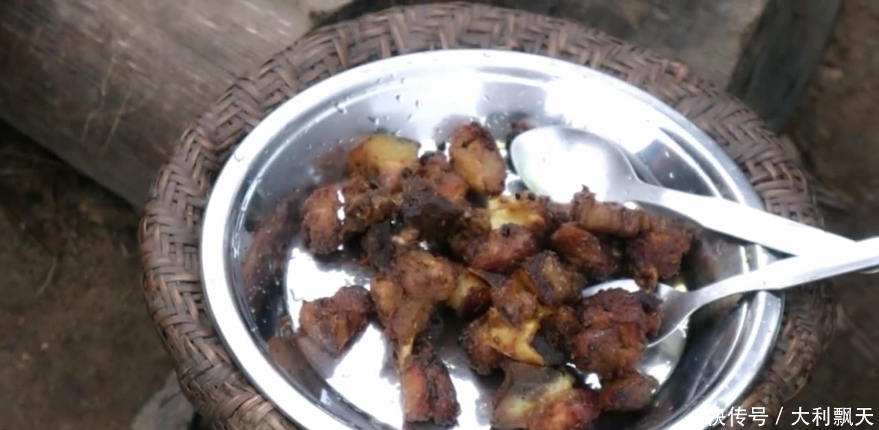 尼泊尔|尼泊尔山区农村建房子,主人砍五斤黑猪肉,红烧猪肉招待帮忙的