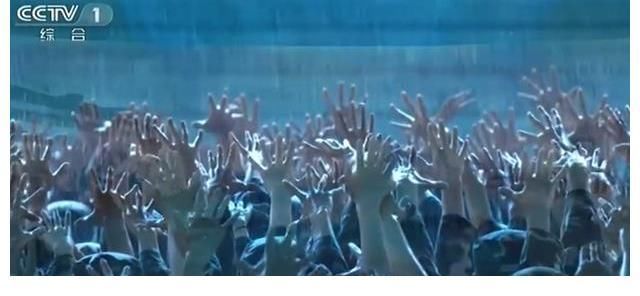 演员|鸟巢感动瞬间的背后：为什么上一秒下雨，下一秒演员衣服就干了？