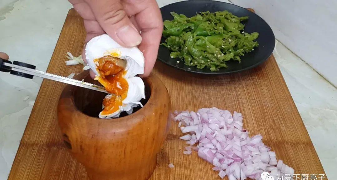 鸭蛋辣椒|鸭蛋辣椒别炒着吃了，锅里一扔，做出创意凉拌菜，吃一次就爱上了
