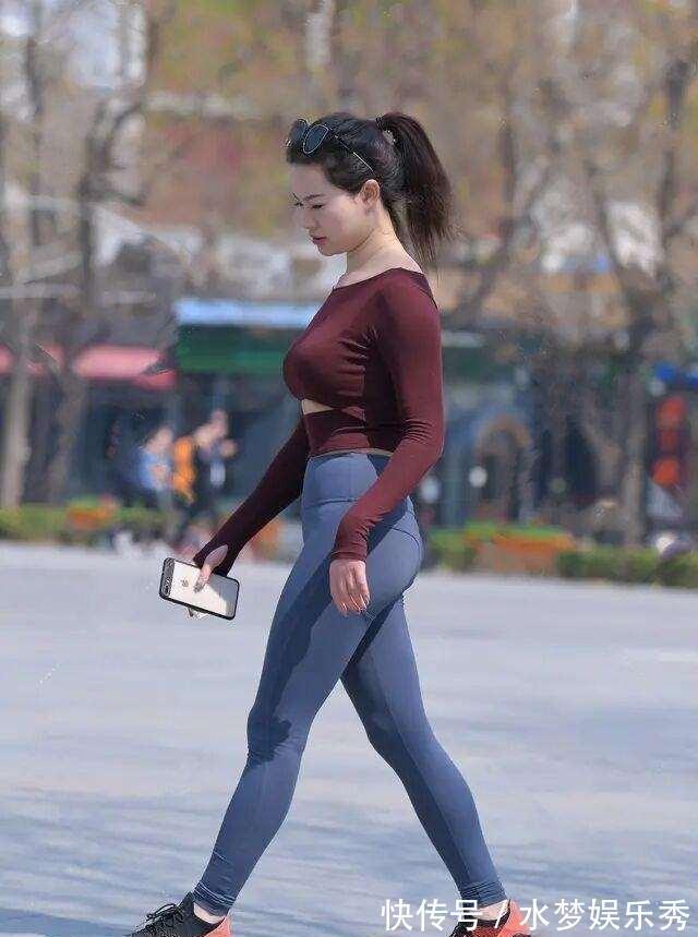 美女 “漏斗形”身材的打底裤美女，才能契合自身气质，懒散随意