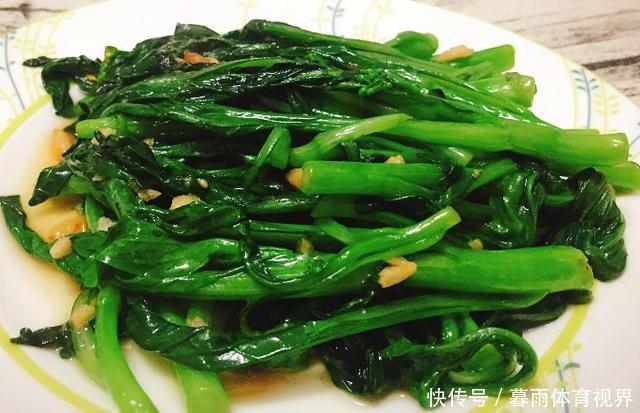 加上|不管炒什么青菜,下锅前加上这个食材,菜叶绿的发亮