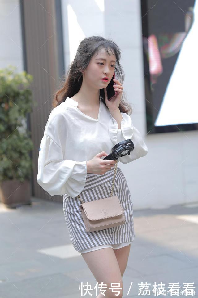 长款经典白衬衫,外搭条纹裙子,显青春时尚气质