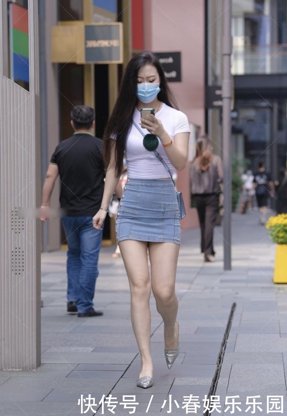 美女|路人街拍,穿挂脖式背心,尽显美女非凡的时髦气质