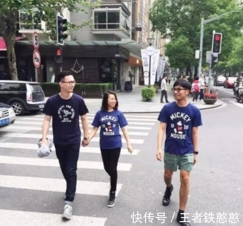 |搞笑图片:三人行,必有一狗