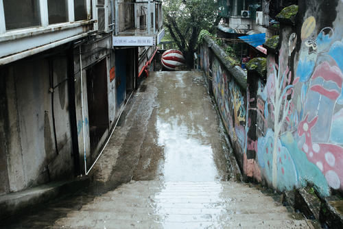 重庆旅游必打卡的景点之一，因多部电影在此取景而走红，不要门票