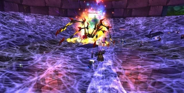 怀旧|魔兽怀旧服满世界BUFF狂暴战打荆棘突然死亡，甩锅丢给风剑战士