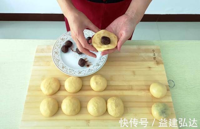 1碗面粉4个鸡蛋，不用烤箱，教你用平底锅做面包，比蛋糕还好吃