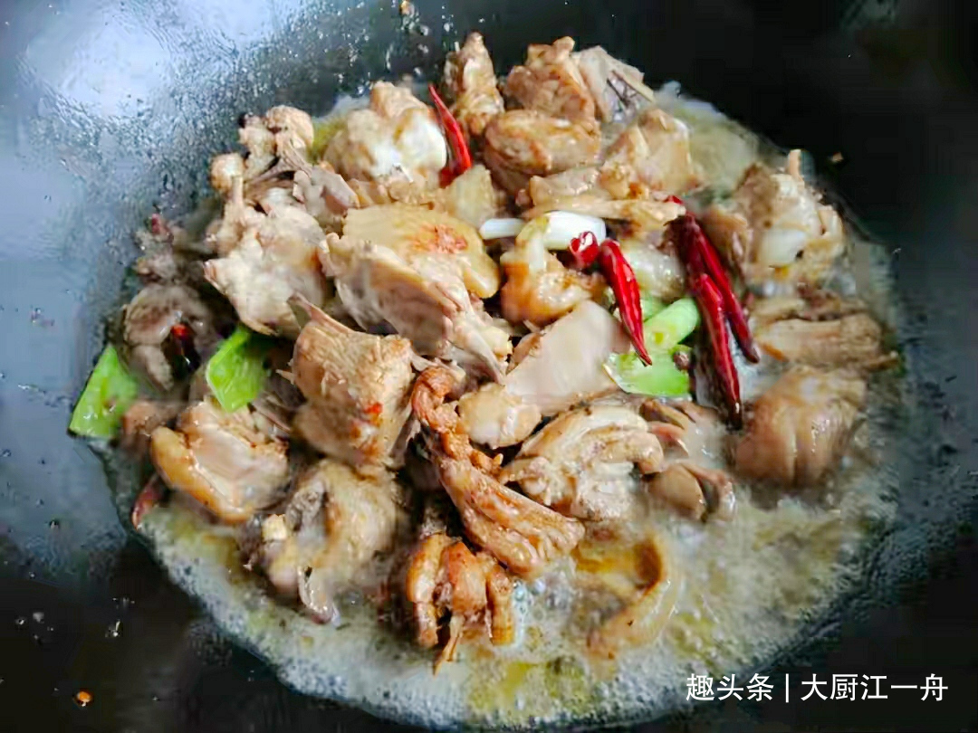 聪明人炖鸡肉从不焯水，学会这样做，汤汁浓郁又下饭，太解馋啦