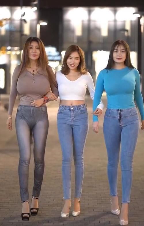 都市丽人 齐穿牛仔裤搭配高跟鞋,看着像一道时尚的旋风,优雅至极!