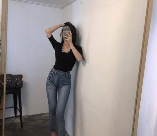 优雅|穿紧身牛仔裤的美女，优雅减龄又时髦，展现属于女人的性感身材