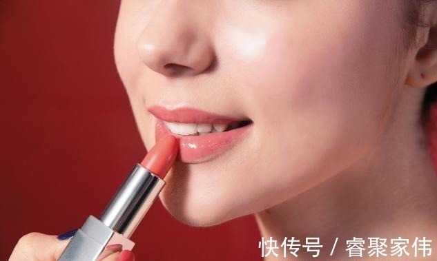 唇部 涂口红的3个“低级错误”,八成以上女人都在犯,难怪掉色还沾杯