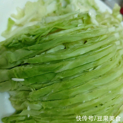 大厨不会告诉你的不放油的_麻辣包菜丝小窍门