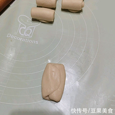 这道蛋黄酥真的是不讲究,有啥放啥都好吃