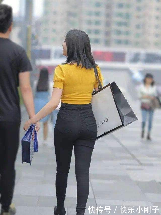 搭配 束腰贴身的瑜伽裤,修身的版型凸显身材,非常不错