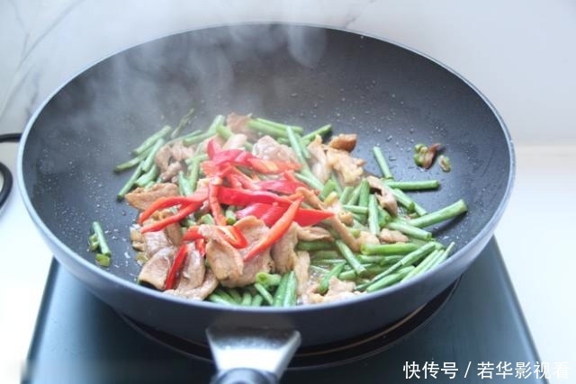 千万别|从冰箱中拿出的冻肉,千万别加水泡,教你一招,吃起来和鲜肉一样