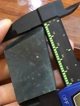  蓝水翡翠|小万淘来的原石，一刀下去惨不忍睹，货主却哭笑不得