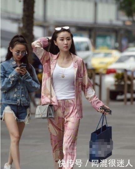 看上去|街拍性感小姐姐睡衣出门,看上去格外的清爽,你们认为呢