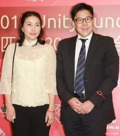 豪門|霍啟剛真“自戀”,讓三娃在飯桌上看自己上電視,豪門飯桌真簡(jiǎn)單