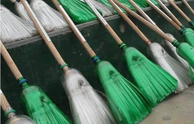 我家扫帚独一无二，忒好用！邻居见后都夸：塑料瓶做的还挺好看