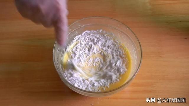 没秤,没打蛋器,没烤箱,如何做出蓬松的无油蛋糕?