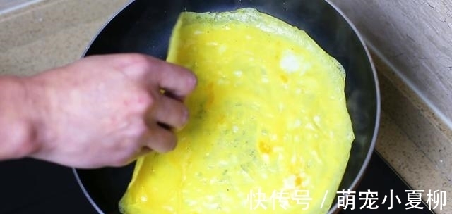 口感|快过年了，教你一种蛋卷的做法，只需简单几步，口感鲜香味道好