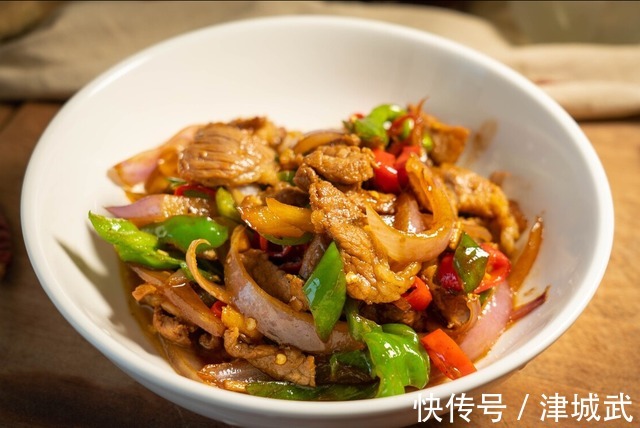 萝卜和它一起炖，味道特别鲜！热腾腾端上桌，营养下饭，吃完暖和