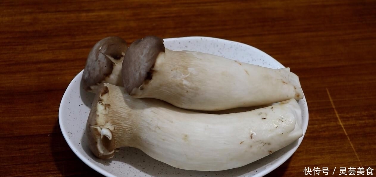 教你杏鲍菇的简单做法,只用两种调味料就搞定,咸香酥脆