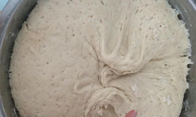 发面时，用“老面”更方便，蒸出的馒头松软可口，味道更好