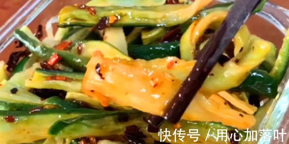 天冷了，碰到此菜别手软，一次买50斤，晒干囤起来，冬天吃特别香！