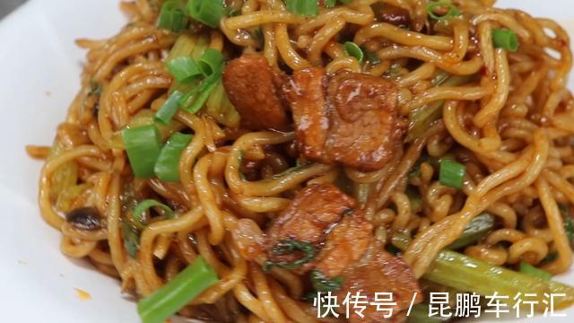 食用油|爱吃面条的收藏了，不用水煮，这做法不常见，保证吃一次忘不了