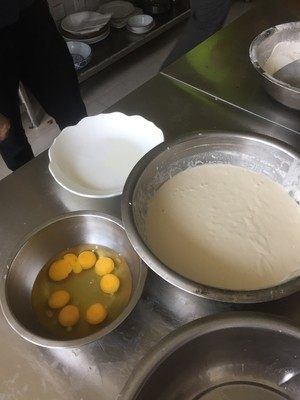 味道|卖了十几年鸡蛋饼的爷爷,做的饼又香又嫩,特好吃,味道堪称一绝