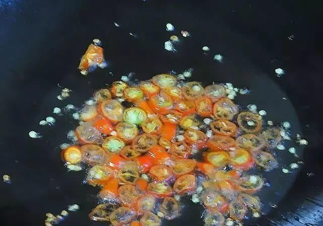 家常|有这道家常下饭菜，吃饭香喷喷，一周吃三顿吃不够